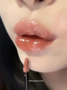 Girlcult C-Beauty Lip Glaze Gold Rush in J806 Wasteland Style