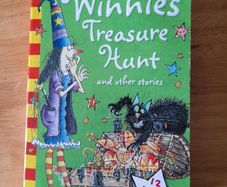 Winnie the Witch - 12 magical stories by Laura Owen