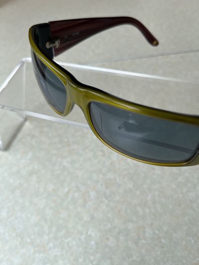 Vintage Guess sunglasses with Olive Green frame & redish Tempkearm