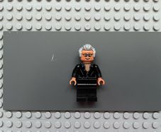 lego jurassic world jw085  Dr. Ian Malcolm minifigure - Partially Open Shirt, Light Bluish Gray Hair