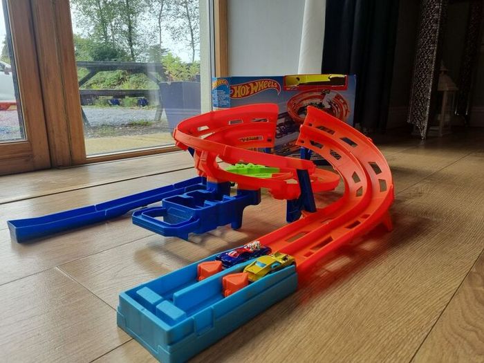 Hot Wheels Circuit Looping Whip Around Raceway Track 2 Diecast Cars