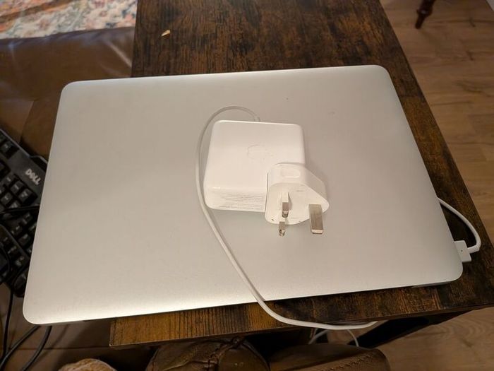 macbook pro (works only with external mouse & keyboard)