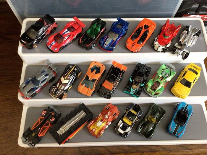 Car transporter carry case and hot wheels cars bundle