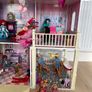 Large playhouse with 30 Barbies and accessories Image 7