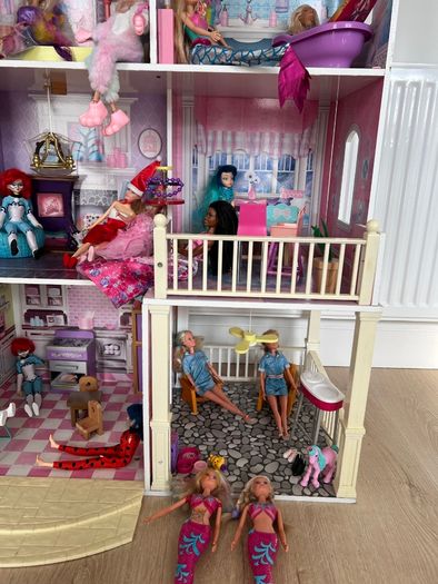 Large playhouse with 30 Barbies and accessories