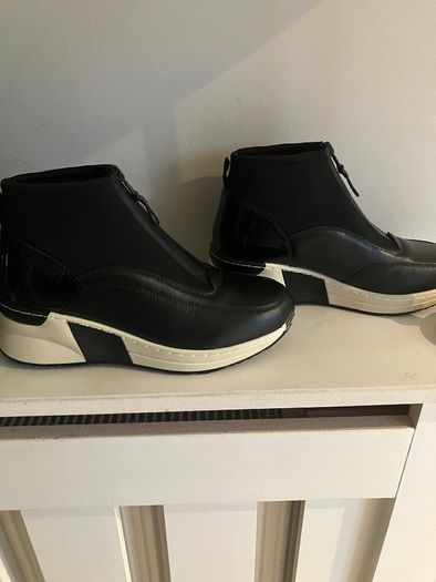 New in Box Carl Scarpa Ogetti Ladies Trainers Size UK4 EU37