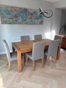 Beautiful Dining table and 6 Chairs