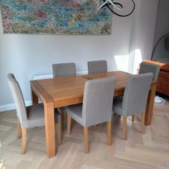 Beautiful Dining table and 6 Chairs