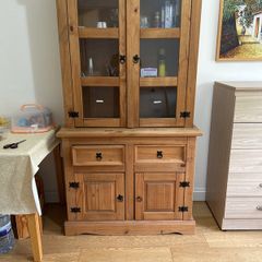 dresser/ Cabinet