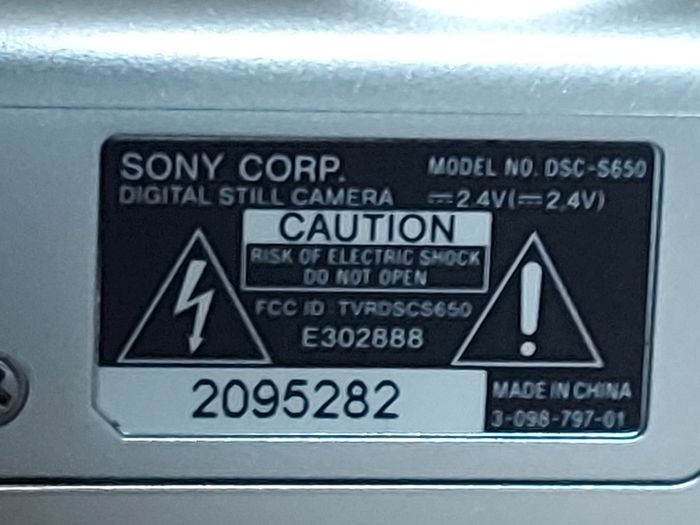 Sony Cyber-Shot Model DSC-S650, 7.2 Megapixels, Takes 2 x AA Baterys, in excellent working and cosmetic condition