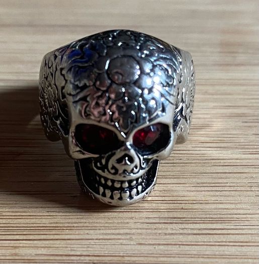 Skull ring red eyes large size