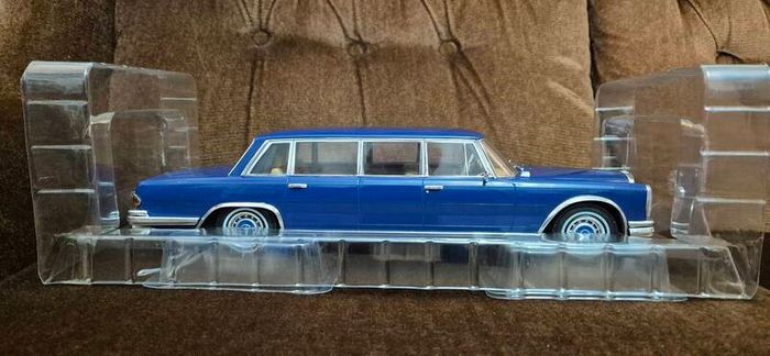 Mercedes Benz 1:18 model car
