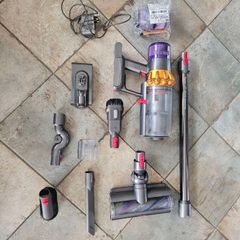 Dyson V15 sv22 with extra battery