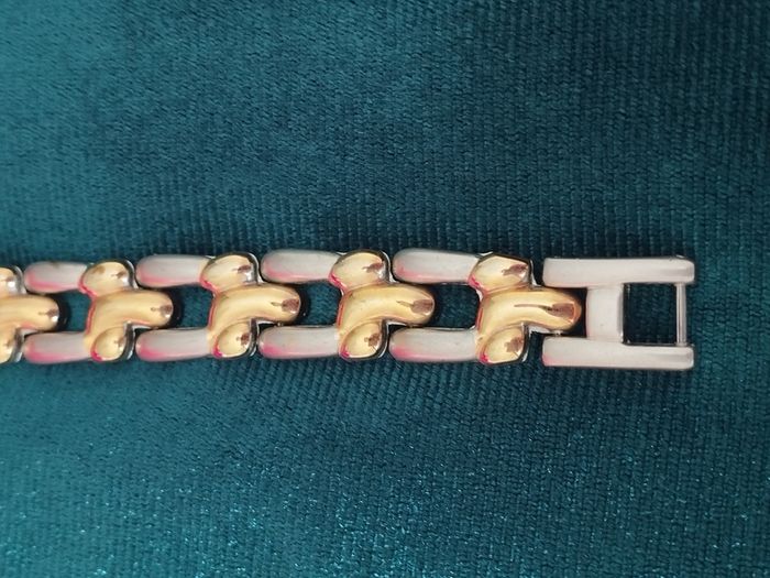 Two-tone metal bracelet.