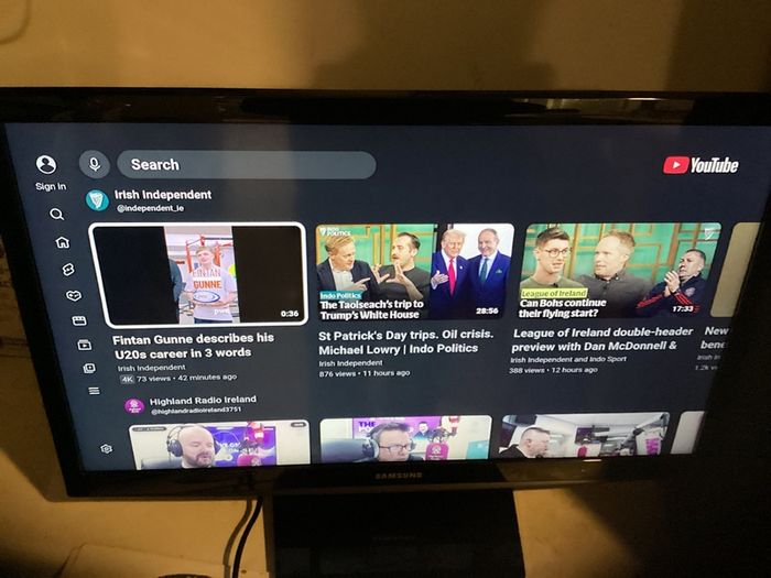 24 Inches Samsung Smart Television, SMART TV with USB, 2 HDMI, Scart, WIFI connectivity, etc Barely used.