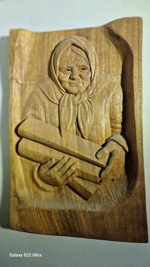Sculptures, portraits made of wood.