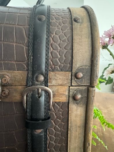 Vintage-style wooden wine gift box