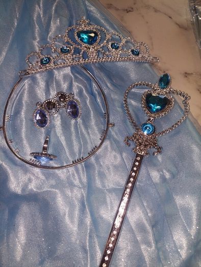 Girls costume Princess ( cinderella style) age 6 to 8