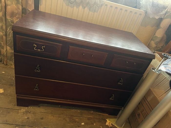 mahogony chest of drawers