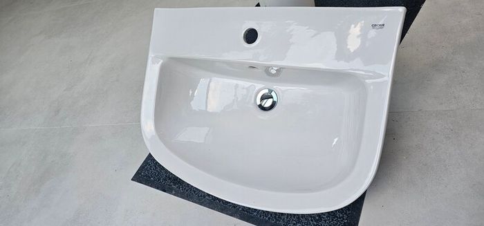 Grohe Bau Gloss white sink and pedestal