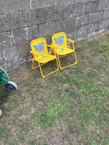 2 kids sun chairs.