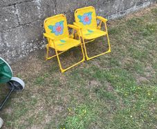 2 kids sun chairs.