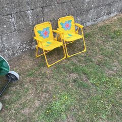 2 kids sun chairs.