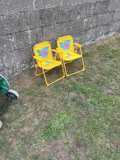 2 kids sun chairs.