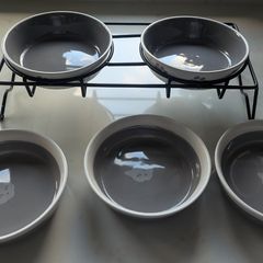 Cat feeding station