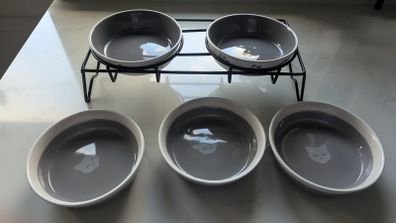 Cat feeding station