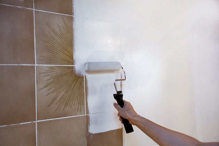 2.5 Litres oil-based, non-peel multi-surface paint suitable for all surfaces with built-in rust inhibiting qualities