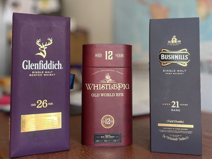 3 empty whiskey boxes. Very good condition. As seen.