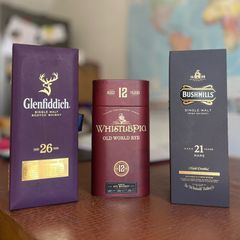 3 empty whiskey boxes. Very good condition. As seen.