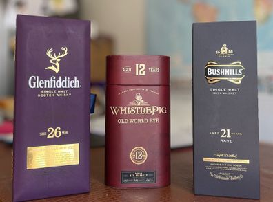 3 empty whiskey boxes. Very good condition. As seen.