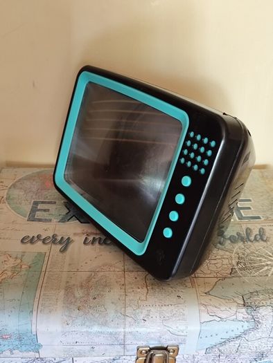 Retro TV Smartphone Screen Magnifier  Vintage Style Gadget