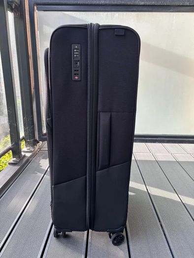 Large suitcase Samsonite Biz2Go Large Spinner Black. Like New.