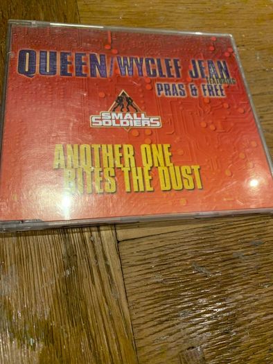 Queen / Wyclef Jean Featuring Pras & Free (2) - Another One Bites The Dust