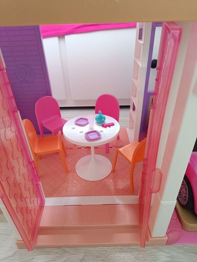 barbie house + dolls + accessories
