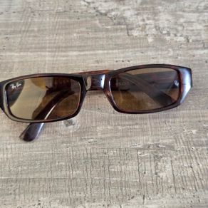 Vintage Ray-Ban sunglasses, Made in USA, with B&L engraved lenses and brown tortoiseshell frame. Lenses are in good condition, frame shows signs of wear. Please see all photos for details.
