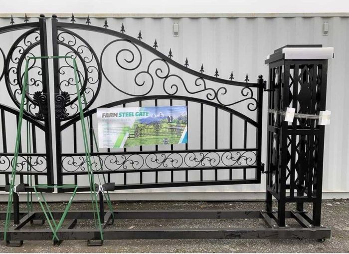 New entrance gates