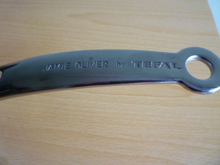 JAMIE OLIVER FRYING PAN BY TEFAL. Large Deep Frying or Omelette Pan.  Professional Series. WITH Jamie Oliver 4 piece steak cutlery set. Very Good Condition.