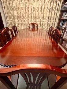 Large Mahogany Dining Table and Chairs (6x) - Expandable / Excellent Condition