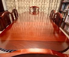 Large Mahogany Dining Table and Chairs (6x) - Expandable / Excellent Condition