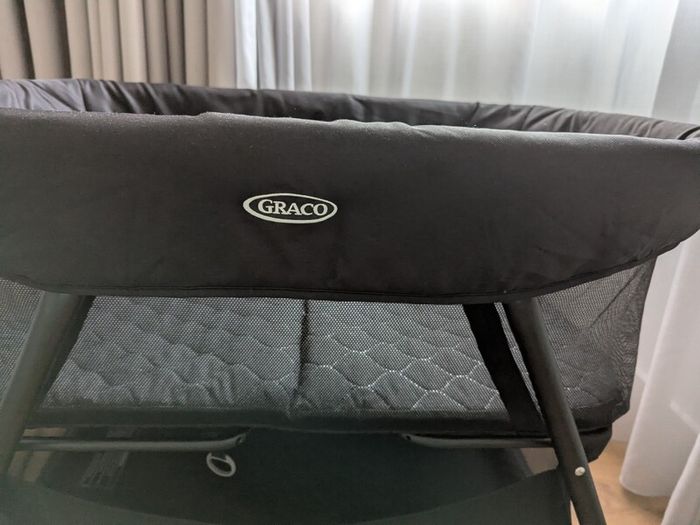 Graco Side-by-Side Bedside Crib / Travel Crib with mattress and carry bag