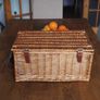 Vintage Style Wicker Picnic Basket (Insulated Interior For Hot Or Cold Food/Wine) Image 2