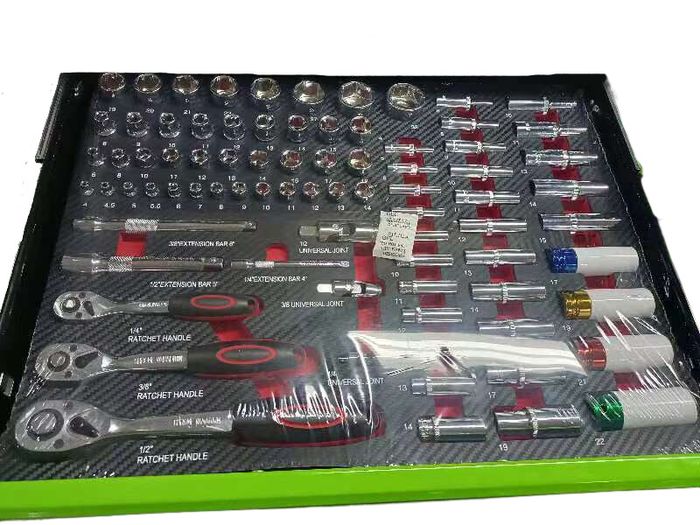 12 Drawer Tool Chest On Strong Castor Wheels & With Tools