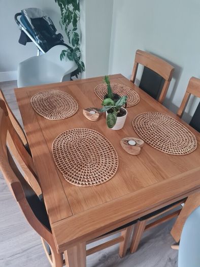 kitchen wooden table extendable in VGC with leather chairs