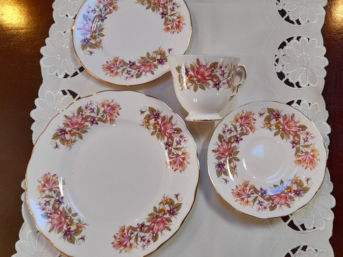 Colclough "Wayside" tea and dinnerware