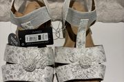 BNWT: Wide-Fit Sandals (Size 7)