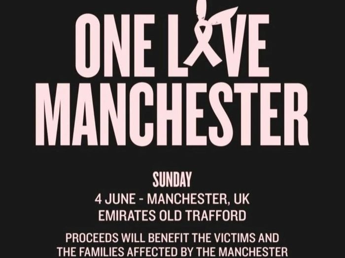 Ariana Grande Bundle - One Love Mancester Concert Large T Shirt, Badges & Compact Mirror.